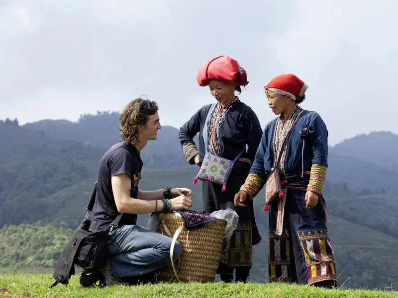 Fall Sie Sapa besuchen treffen Sie auf Menschen in traditioneller Kleidung der Bergvölker.