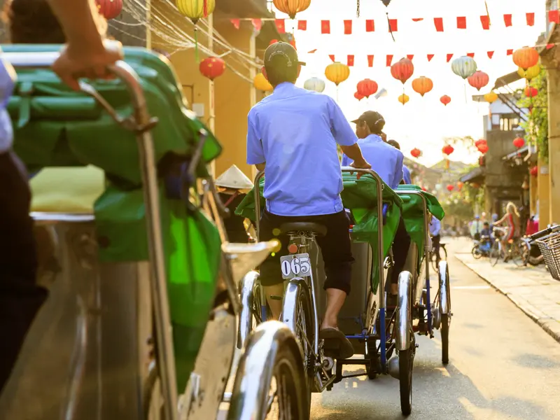 Ein traditionelles Fortbewegungsmitteln in Hoi An ist die Fahrradrikscha bei Ihrer Fahrt durch die Altstadt.