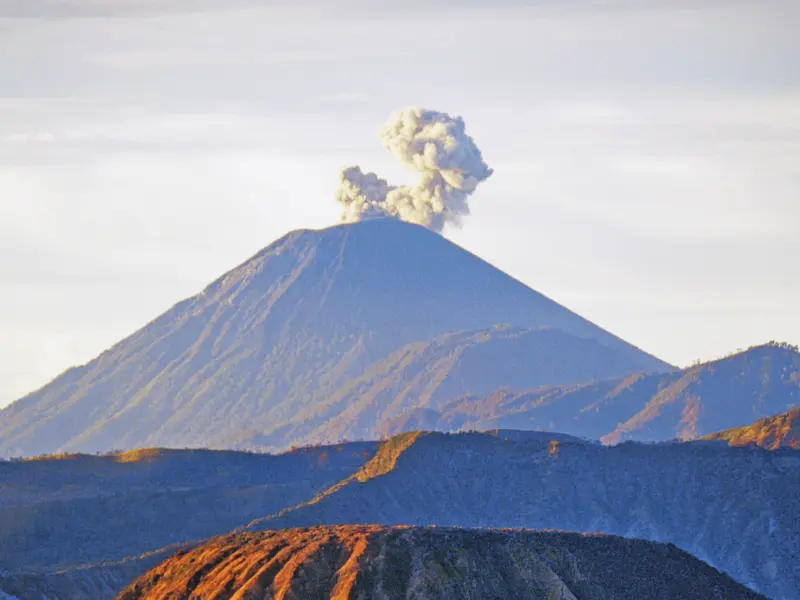 Am 5. Tag Ihrer individuellen Rundreise durch Indonesien 
erklimmen Sie den Mount Bromo und genießen den Sonnenaufgang am Kraterrand. Nach einem weiteren kurzen Aufstieg können Sie dem aktivsten Vulkan auf Java dann in den Höllenschlund blicken.