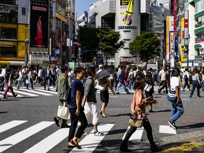 Zu Beginn Ihrer individuellen Rundreise durch Japan erkunden Sie Tokio. Wie wäre es am freien Tag mit einem Streifzug durch das Viertel Shibuya - die berühmte Shibuya-Kreuzung wird stündich von 15000 Menschen überquert.