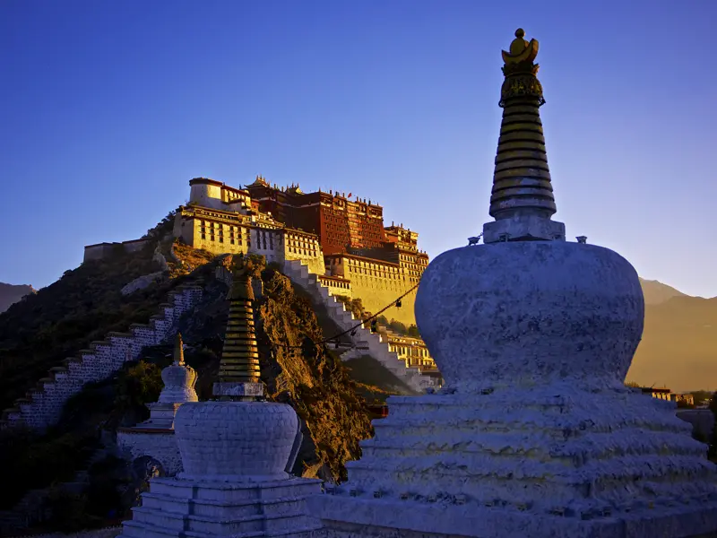 Ihre Reise durch Tibet  führt nach Lhasa mit dem Potala-Palast, dem einstigen Wohnort des Dalai Lama. Die einzigartige Atmosphäre in seinem Inneren und die Ausblicke auf die tibetische Hauptstadt von oben beeindrucken.