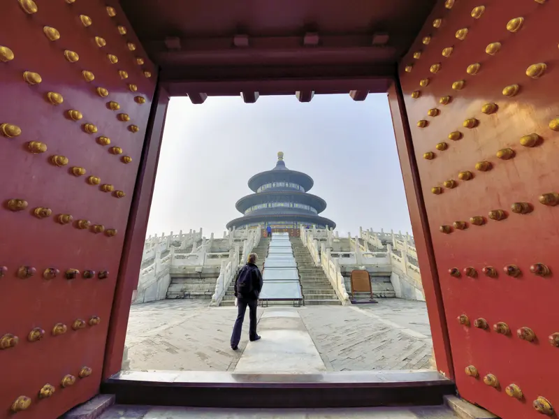 Auf dem Programm Ihrer individuellen Reise durch China steht auch der Himmelstempel von Beijing, eine Oase der Ruhe inmitten der Großstadt. Im Alltag suchen die Einheimischen Entspannung in der weiten Anlage.