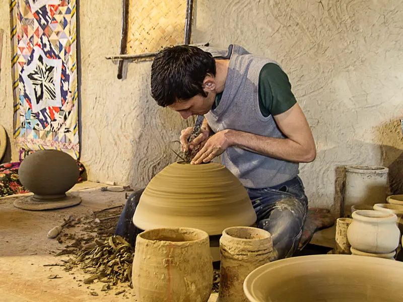 Auf Ihrer individuellen Rundreise durch Usbekistan lernen Sie beim Besuch einer Keramikwerkstatt in Taschkent, wie die Kunstwerke gestaltet und dekoriert werden und können auch selbst Hand anlegen und Ihr persönliches Souvenir kreieren.