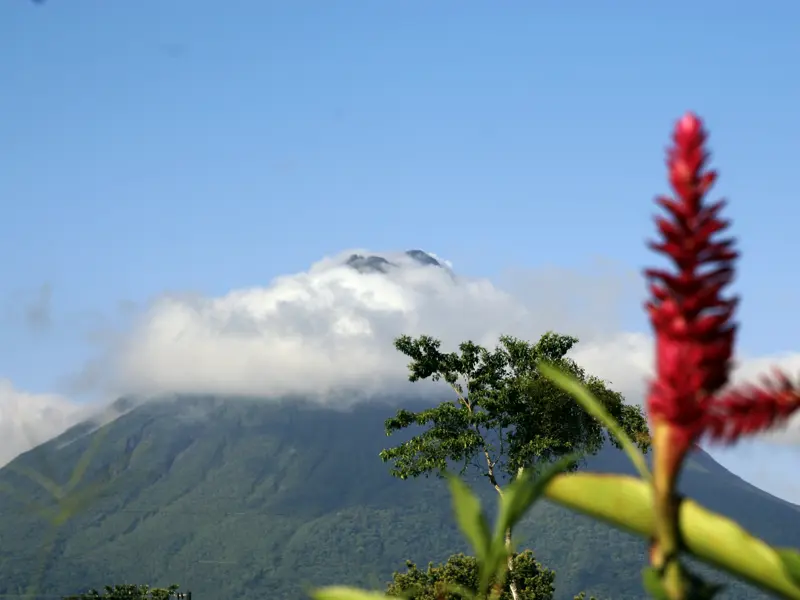 Auf Ihrer individuellen Rundreise durch Costa Rica unternehmen Sie eine Wanderung am Vulkan Arenal und übernachten an seinem Fuß.
