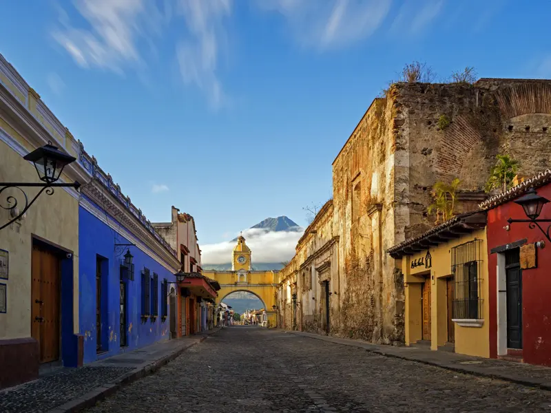 In Antigua beginnt Ihre individuelle Rundreise durch Guatemala. Die ehemalige Hauptstadt bietet koloniales Flair vor der beeindruckenden Kulisse der Vulkane.