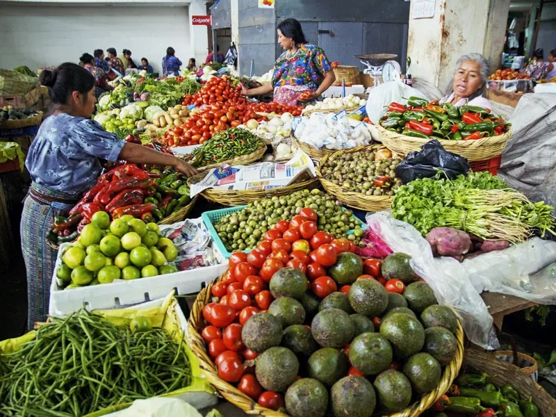 Die Farbenpracht der Obst- und Gemüsemärkte in Guatemala, die Sie auf Ihrer individuellen Rundreise durch Guatemala besuchen, ist überwältigend.