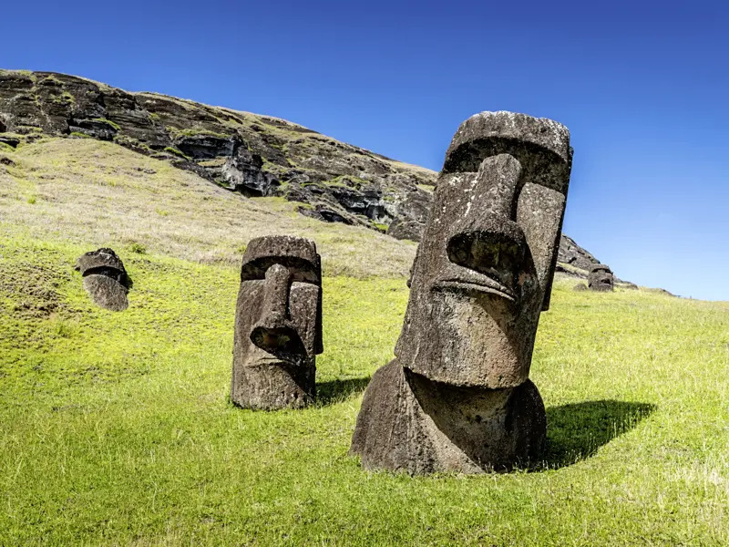 Die zu Chile gehörende Osterinsel liegt einsam in den Weiten des Pazifiks. Sie besichtigen Steinbrüche, Moai-Statuen und erloschene Vulkane und erfahren mehr über die Mythen und Legenden.