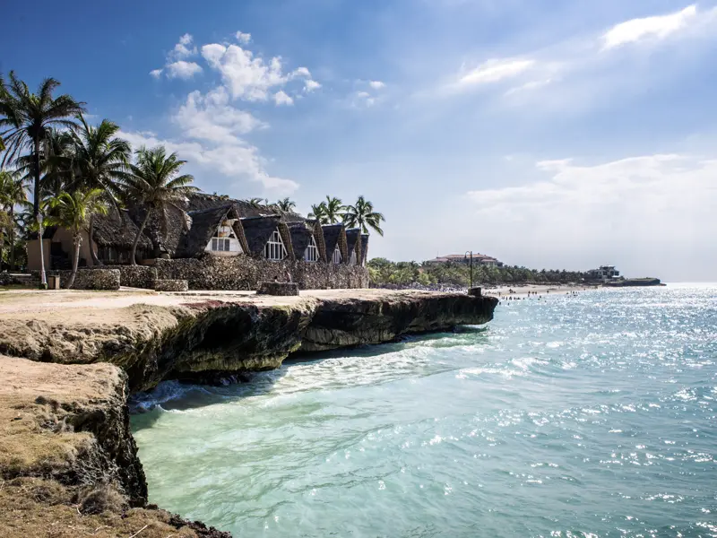 Unterkünfte auf Kuba in Strandnähe an Felsenküste mit kristallblauem Wasser.