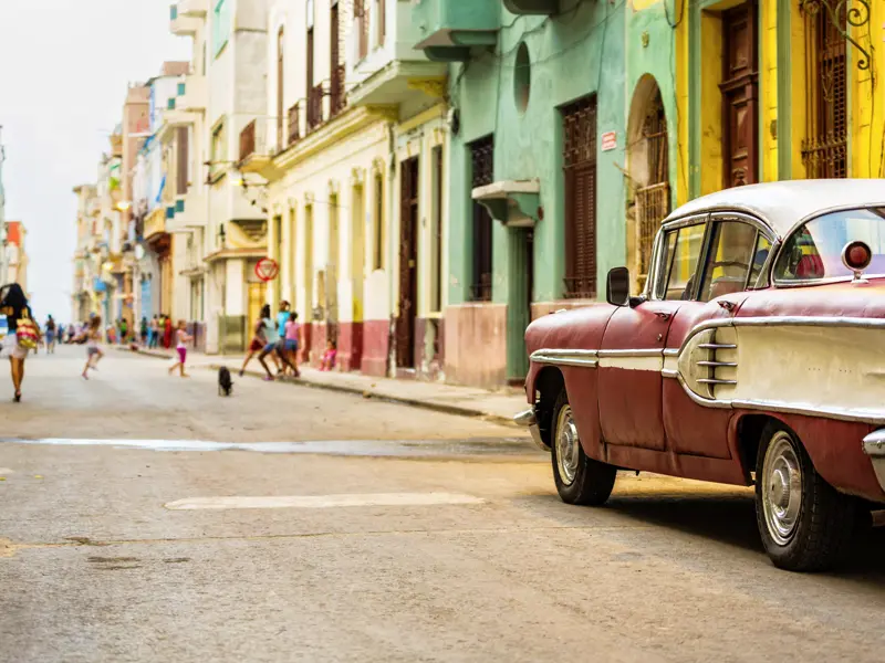 Auf der individuellen Reise durch Kuba unternehmen Sie eine Panoramatour im klassischen Oldtimer durch die bunten Gassen Havannas und die verschiedenen Viertel.