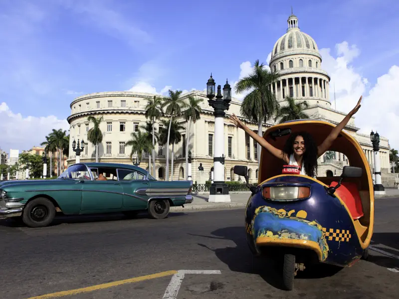 Während Ihrer Rundreise durch Kuba besichtigen Sie das Capitolio in Havanna von außen, das dem großen Vorbild in Washington nachempfunden ist, und unternehmen eine Tour im klassichen Oldtimer und im Bici-Taxi.