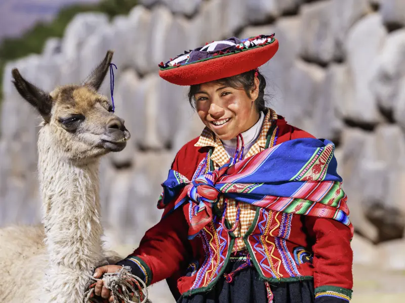 Auf Ihrer individuellen Rundreise durch Peru werden Sie unterwegs immer wieder Einheimischen in ihrer traditionellen bunten Tracht begegnen.