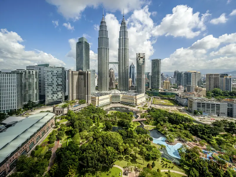Kuala Lumpur ist eine fazinierende Stadt mit hohem Entdeckungsfaktor. Als Symbole der Wirtschaftskraft ragen die Petronas Twin Towers in den Himmel.