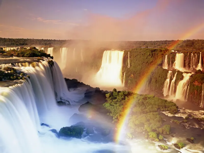 Einer der Höhepunkte Ihrer individuellen Rundreise durch Südamerika: Iguazú, die schönsten Wasserfälle der der Welt, die Sie von Argentinien und von Brasilien aus erkunden.