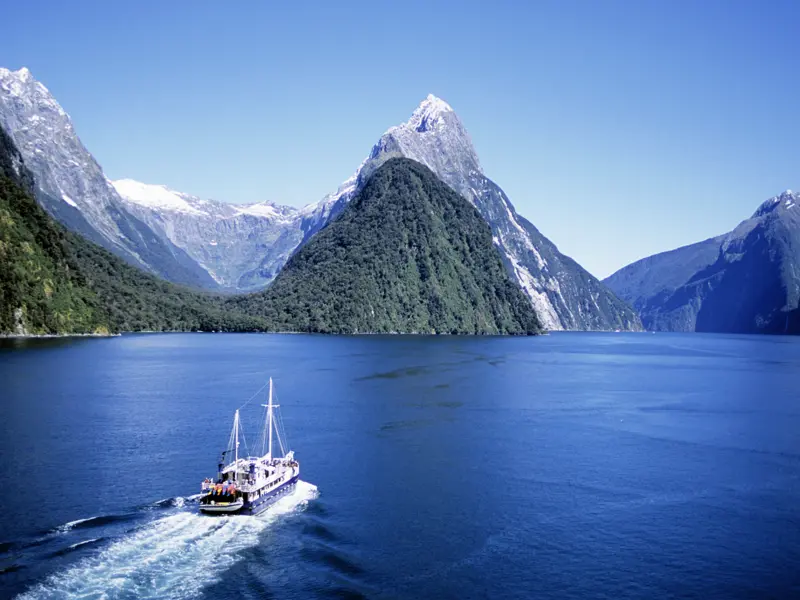 Auf Ihrer individuellen Rundreise durch Neuseeland unternehmen Sie eine Bootsfahrt durch die atemberaubende Fjordlandschaft des Milford Sound.