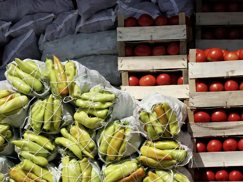 Die Küche Albaniens ist stark vom Balkan geprägt. Auf den Märkten wird frisches Gemüse wie Tomaten und Paprika für die feurigen Speisen eingekauft.