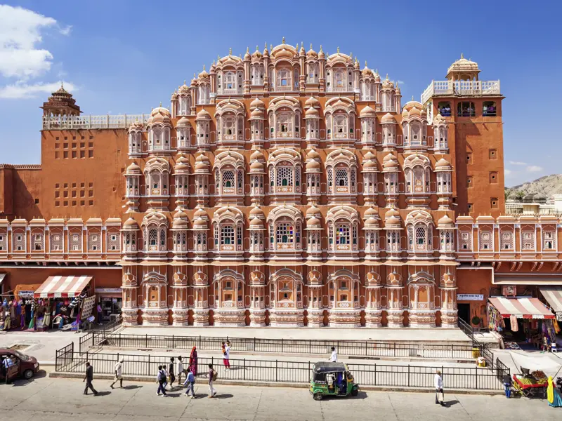Der Wüstenstaat Rajasthan ist reich an Palästen, aber ein absolutes Highlight ist bis heute der geheimnisvolle Palst der Winde in Jaipur.