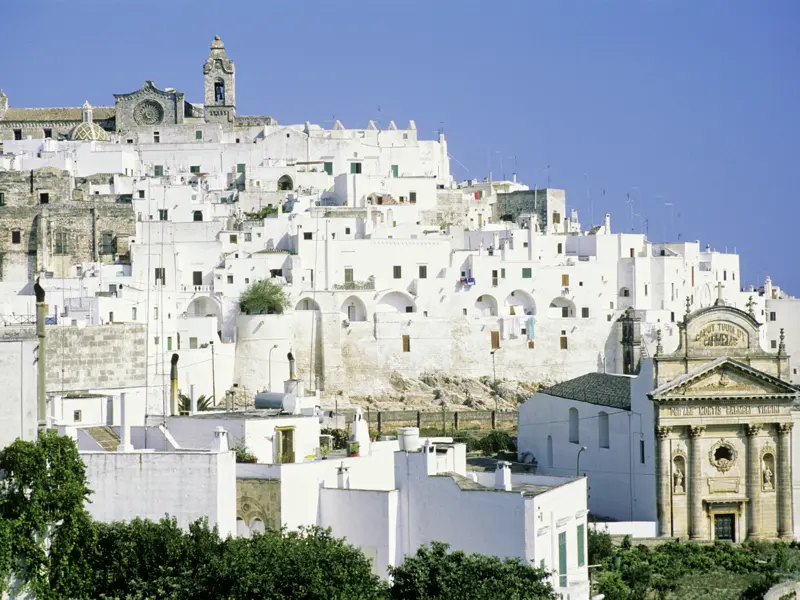 Eine Station Ihrer Marco Polo Reise nach Apulien; die weiße Stadt Ostuni.