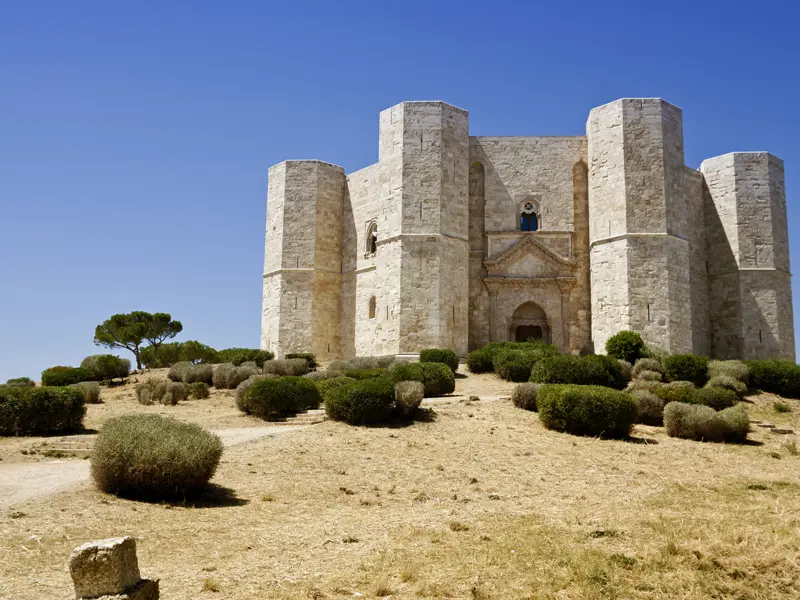 Auf unserer Marco Polo Reise durch Apulien besuchen wir auch die geheimnisvolle Stauferburg Castel del Monte.