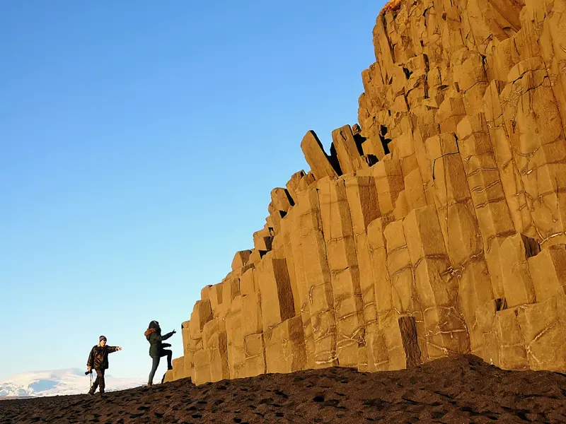 Auf unserer Entdeckerreise durch Island kommen wir immer wieder an einzigartigen Fotomotiven vorbei. Auch an den Basaltfelsen am Strand von Vik im Süden der Insel haben wir genug Zeit für ein paar Schnappschüsse.