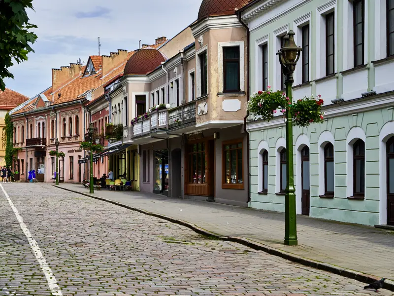 Auf unserer Maco Polo Entdeckerreise erkunden wir am dritten Tag Kaunas, das kulturelle und akademische Zentrum Litauens, wo die berühmte Vilnius Street zum Schlendern einlädt.