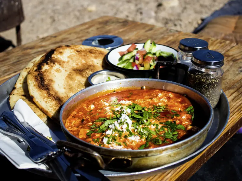 Bei Ihrer Reise durch Israel kreuz sicher auch einmal das leckere Gericht Schakschuka, eine speziell israelische Rühreizubereitung, Ihren Weg