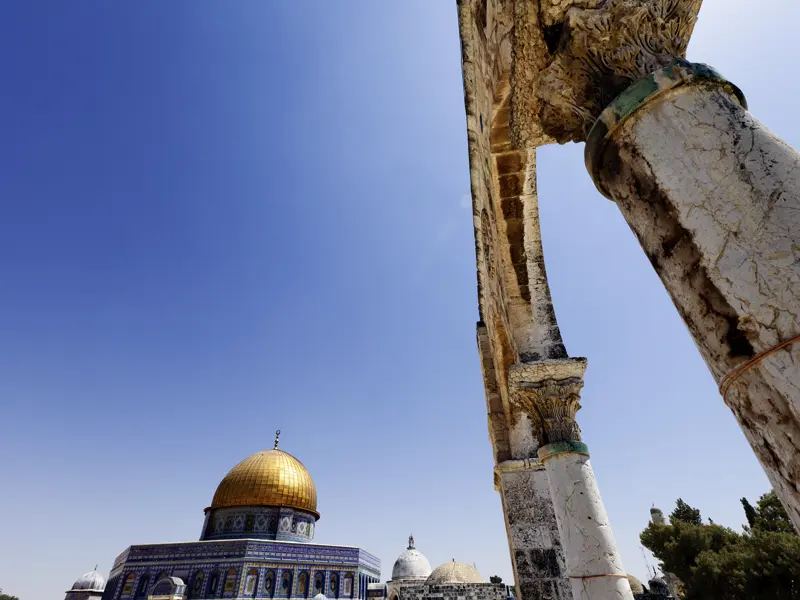 Auf den Fundamenten des jüdischen Tempels erbaut, erhebt sich der Felsendom mit seiner goldenen Kuppel über die Altstadt von Jerusalem.