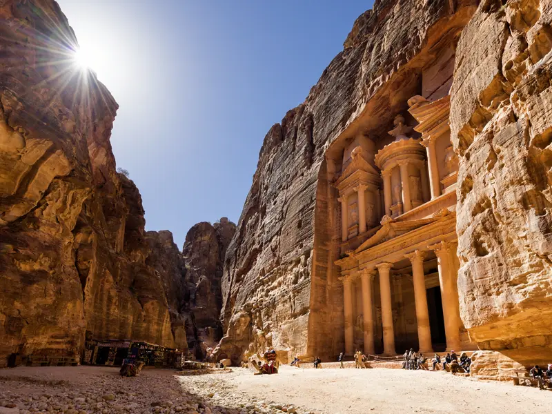 In der legendären Karawanenstadt Petra ragen Tempelfassaden wie die des Schatzhauses zwischen hohen Felswänden vor uns auf ¿ sicher eines der Highlights der kombinierten Rundreise Israel ¿ Jordanien.