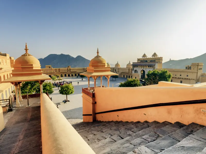 Auf unserer Indienreise fühlen wir uns häufig wie die Gäste des Maharadschas, z.B. wenn wir die große Treppe im Fort Amber hinaufgehen, um zur Audienzhalle zu gelangen.