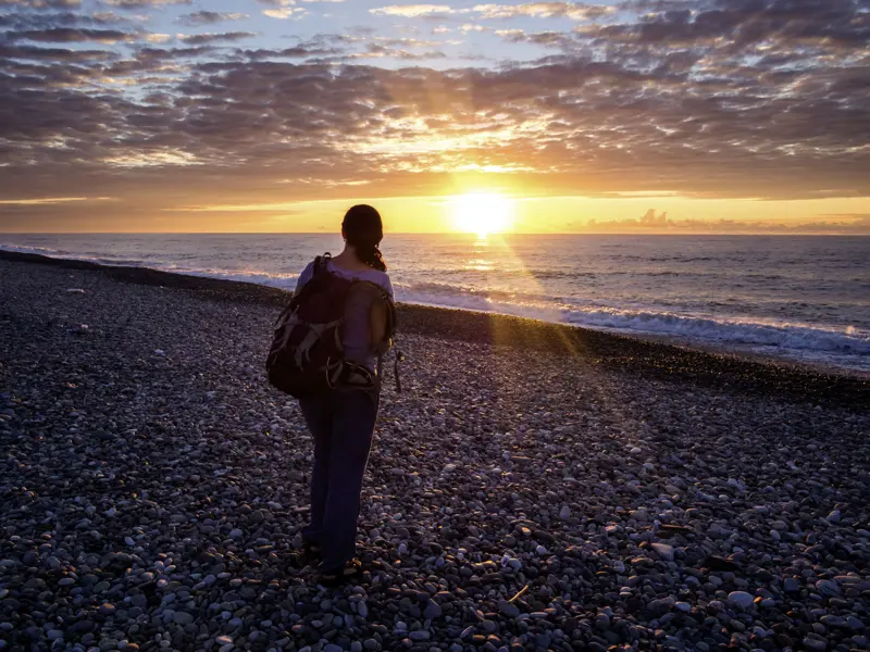 Sonnenuntergang am Meer - gibt es etwas Romantischeres? Der endlose Strand von Batumi ist perfekt zum Relaxen, Flanieren, Schwimmen und Träumen ... genießen Sie am Schwarzen Meer das entspannte Finale Ihrer Marco Polo Rundreise durch Georgien!