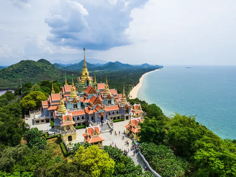Auf unserer Marco Polo Entdeckerreise besuchen wir am 8. Tag die Tempelanlage Wat Thang Sai, die auf dem Thong Chai Mountain thront  ¿ ein gigantischer Ausblick über die Küste erwartet uns dort oben.