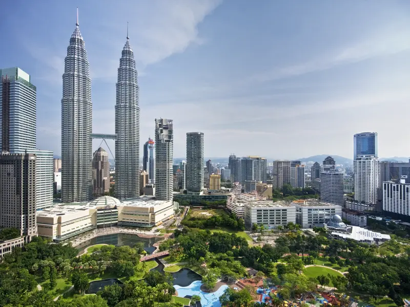Auf unserer Entdeckerreise Malaysia staunen wir über  Glitzerfassaden wie hier in Kuala Lumpur mit den Petrona Twin Towres.