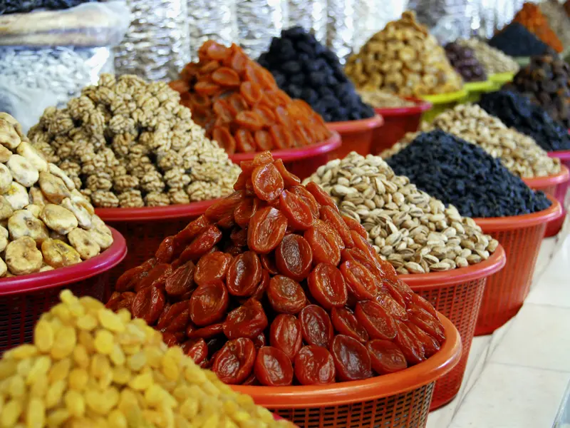 Immer wieder haben wir auf unserer Rundreise durch Usbekistan Gelegenheit, Märkte zu besuchen und Proviant wie Trockenfrüchte und Nüsse einzukaufen.