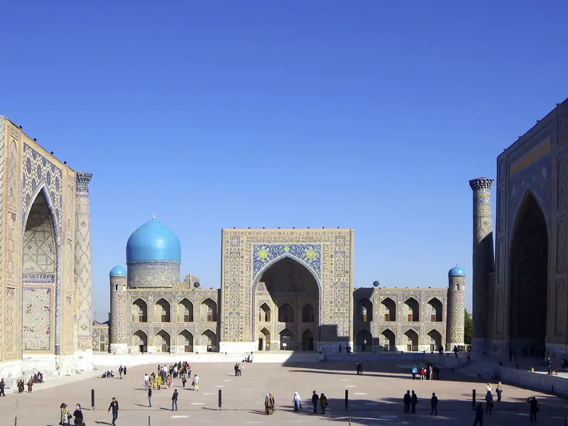 Auf unserer Usbekistanreise in kleiner Gruppe besichtigen wir die Koranschulen am Registanplatz in Samarkand.