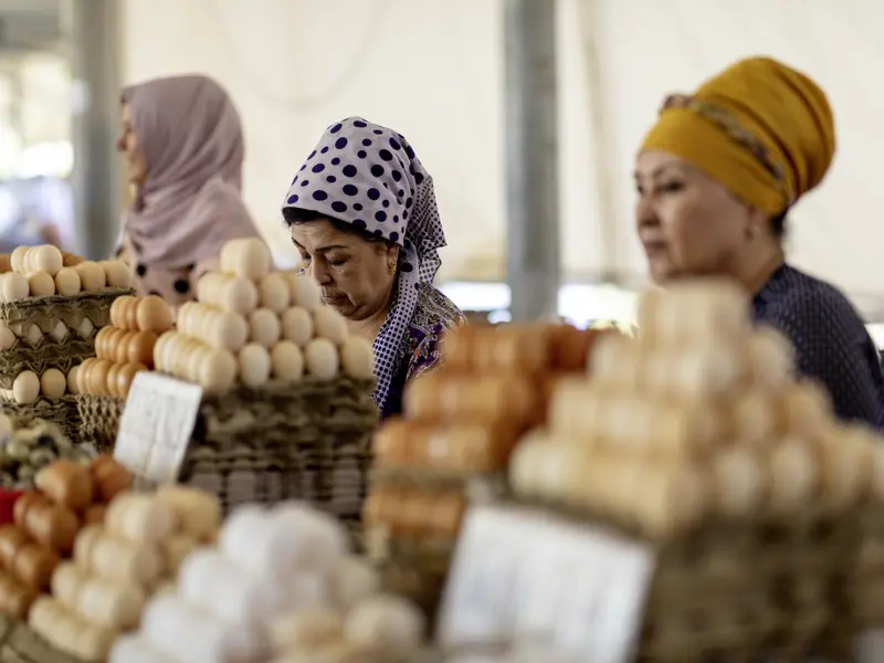 Auf unserer Reise in kleiner Gruppe besuchen wir Märkte und probieren die lokalen Spezialitäten Usbekistans.