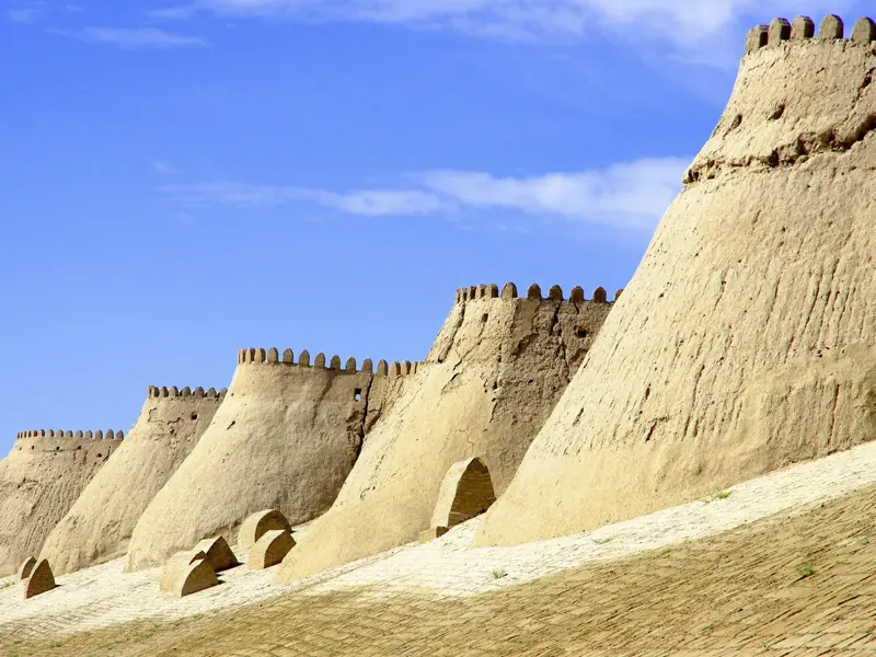Die Zitadellen der Festung Ark sind aus Lehm gebaut. Dies funktioniert nur im trockenen heißen Wüstenklima Usbekistans.