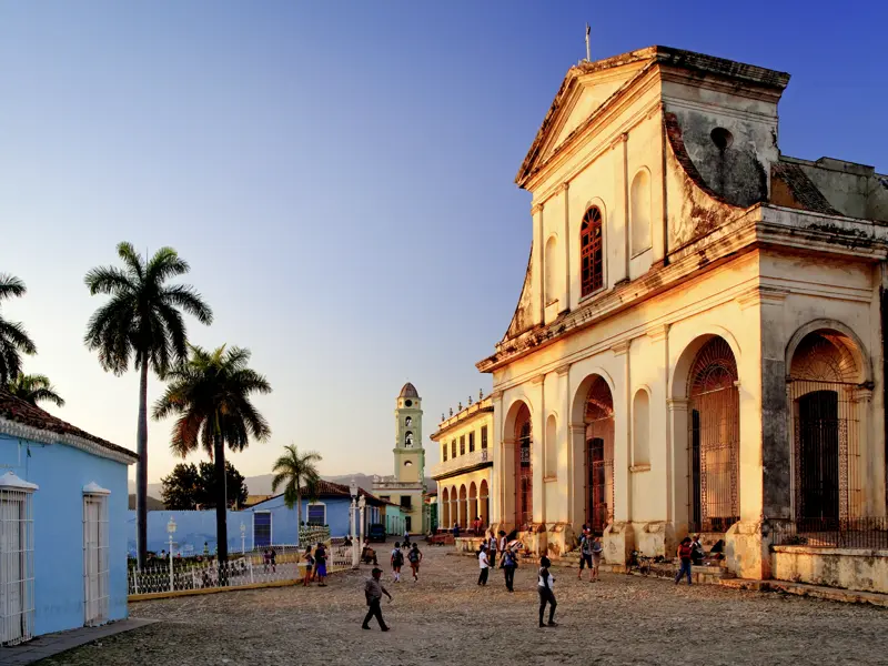 Auf unserer Reise in der Mini-Gruppe sind wir in Trinidad zu Gast in Casas Particulares, kubanischen Privatpensionen. Eine bunte Stadt mit prächtigen Palästen früherer Zuckerbarone, die durch Zucker- und Sklavenhandel im 19. Jahrhundert reich wurden.
