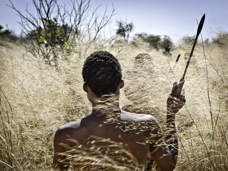 Bei Grootfontein treffen wir Angehörige der San, die unserer kleinen Gruppe Überlebenstechniken in der Wildnis zeigen.