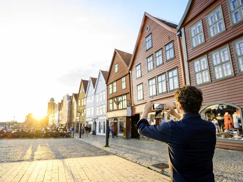 In Bergen bleibt Zeit, die sommerliche Atmosphäre im historischen Viertel Bryggen zu genießen.