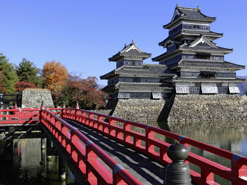 In Matsumotolegt die Gruppe auf dieser Rundreise durch Japan einen Stopp ein und besucht die Burg des Schwarzen Reihers.
