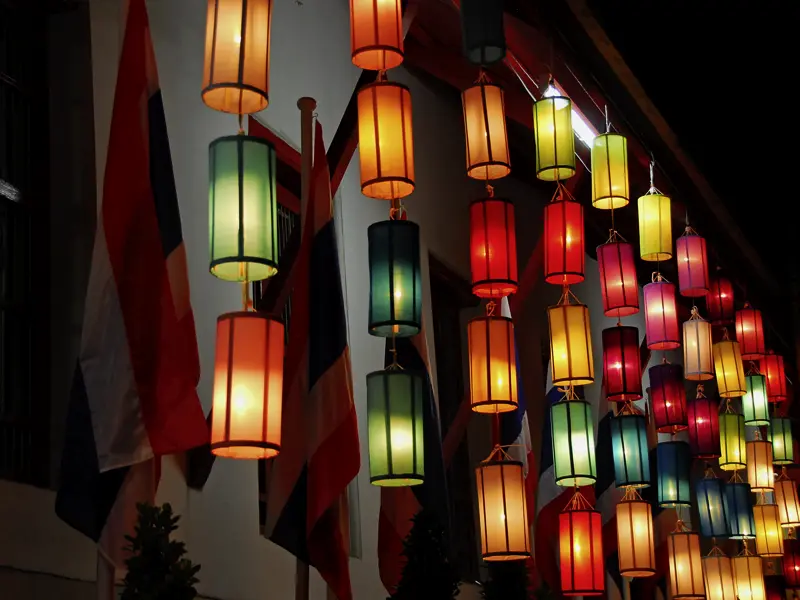 Am freien Abend kann man durch die beleuchteten Straßen von Bangkok ziehen.