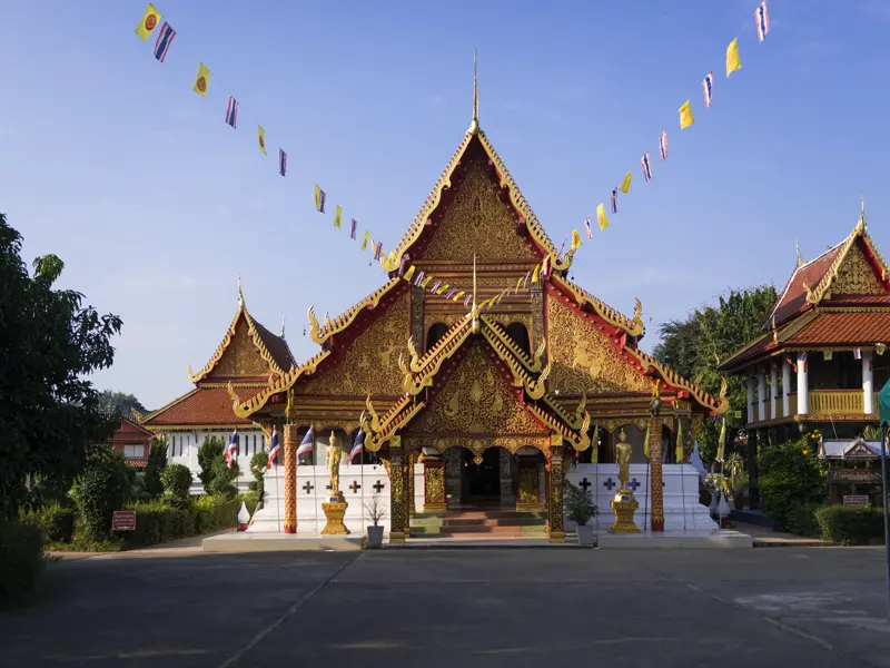Bei unserer Marco Polo Reise in der Minigruppe nach Nordthailand erleben wir auch das Tempel-Highlight Wat Phra Singh in Chiang Mai.