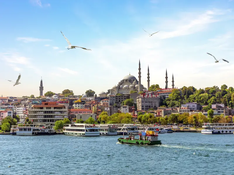 Zwischen Wasser und Land: Dank der einzigartigen Lage Istanbuls an Bosporus und Goldenem Horn bieten sich uns immer wieder herrliche Blicke auf Kuppeln und Minarette.