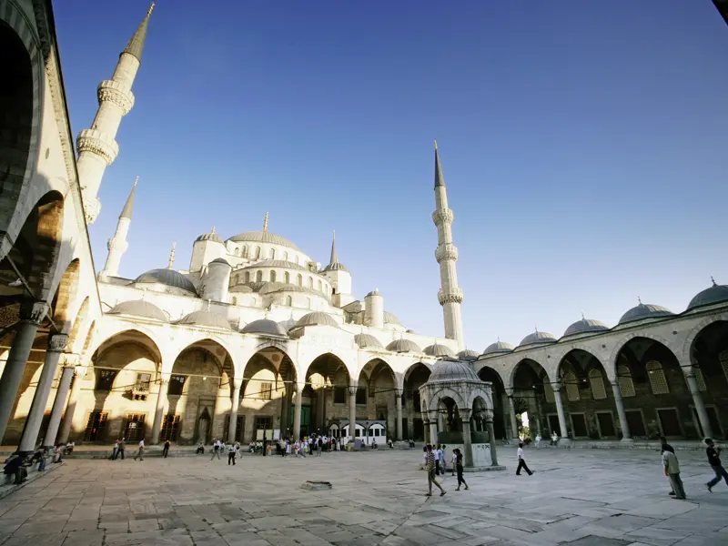 Über den Hof der Blauen Moschee schweift der Blick hinüber zum Kuppelberg der Moschee und zu ihren Minaretten.