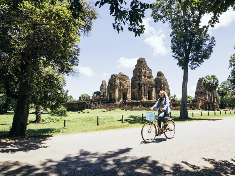 Gemeinsam in der Gruppe entdecken junge Reisende ab 35 per Rad die kambodschanische Tempelstadt Angkor.