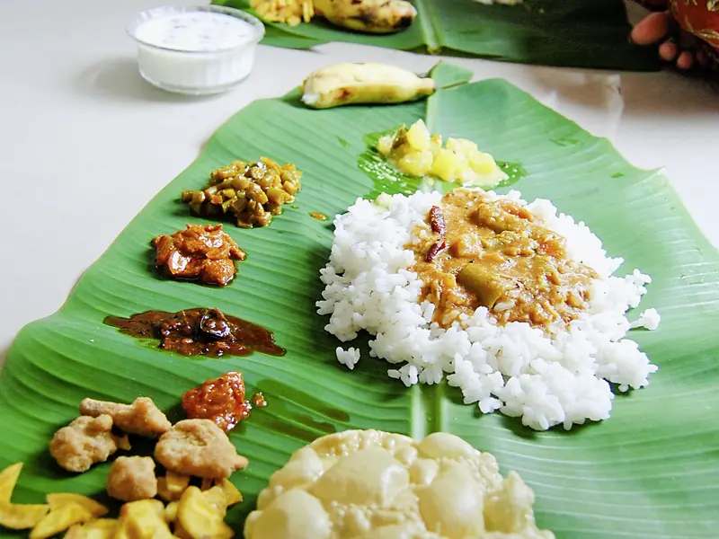 Das traditionelle südindische Menü besteht aus Reis und verschiedenen Currys, die auf einem Bananenblatt serviert werden. Man isst hier nur mit der rechten Hand. Unser Scout zeigt uns, wie es geht!