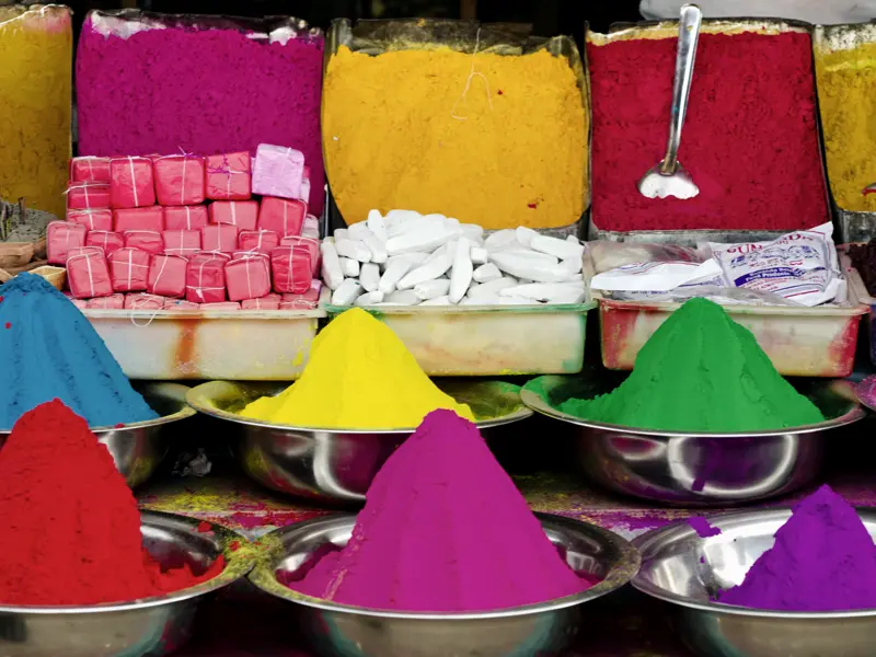 Mitten im südindischen Alltag kommen wir auf unserer Erlebnisreise in kleiner Gruppe auf den Märkten an. Farbenfroh und bunt geht es hier überall zu, nicht nur am Stand, wo es Farbpigmente für die traditionelle Rangoli-Straßenmalerei gibt.