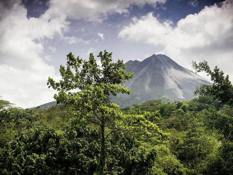Auf Ihrer individuellen Mietwagen-Rundreise durch Costa Rica unternehmen Sie eine Wanderung am Vulkan Arenal und übernachten an seinem Fuß