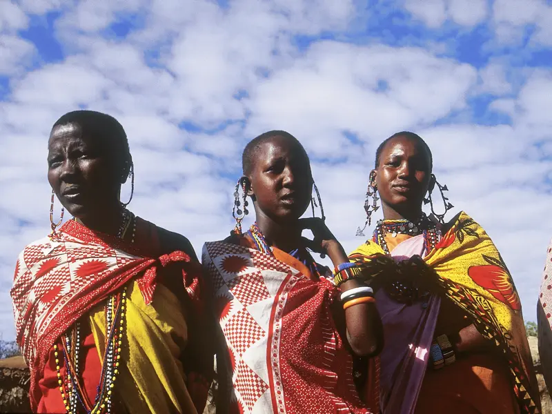 In Kenia und Tansania begegnen Ihnen immer wieder Bewohner der unterschiedlichen Stämme in ihrer typischen Kleidung.