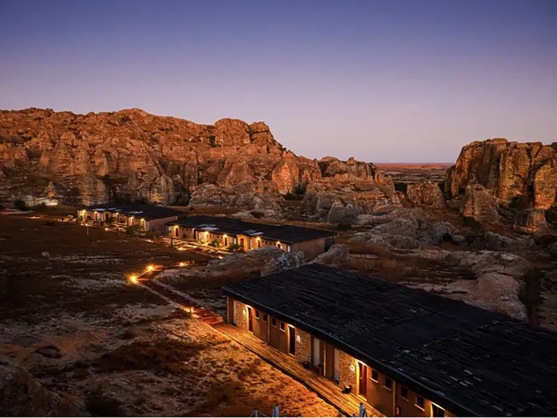 Auf Ihrer individuellen Reise durch Madagaskar haben Sie die Wahl zwischen Standard- und Premium-Hotels. Wenn Sie sich für Premium entscheiden, übernachten Sie in Ranohira in der Isalo Rock Lodge.