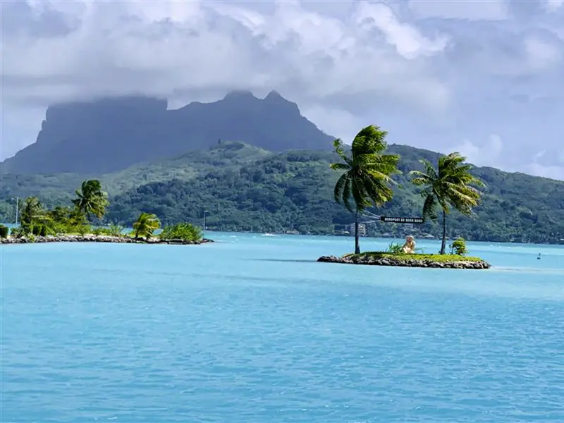 Genießen Sie bei Ankunft auf Bora Bora diesen traumhaft schönen Blick auf den Mont Otemanu. Es macht Lust auf Mehr!